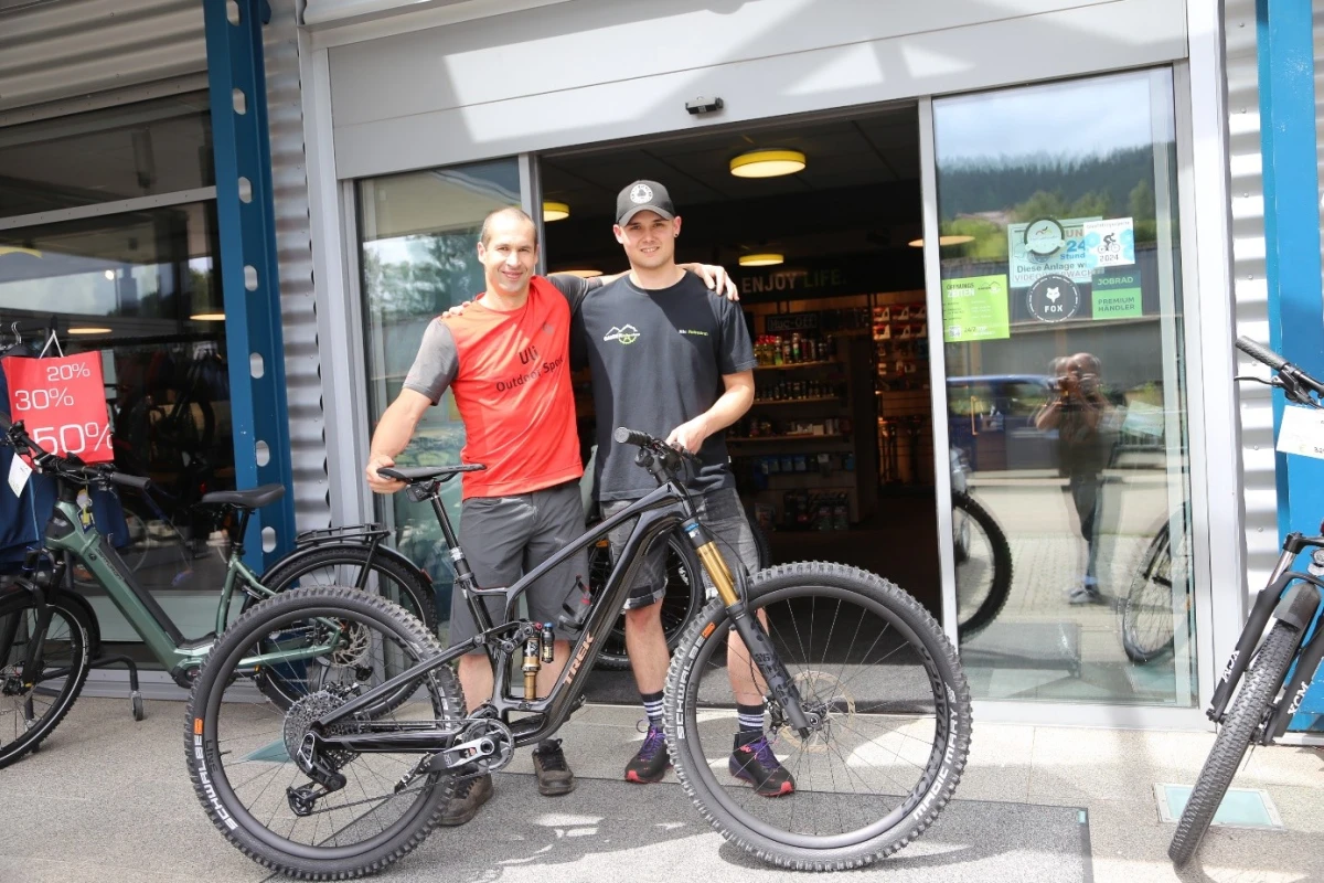 Zwei M&auml;nner mit Fahrr&auml;dern vor dem Gaiser Bikeshop Eingang.
