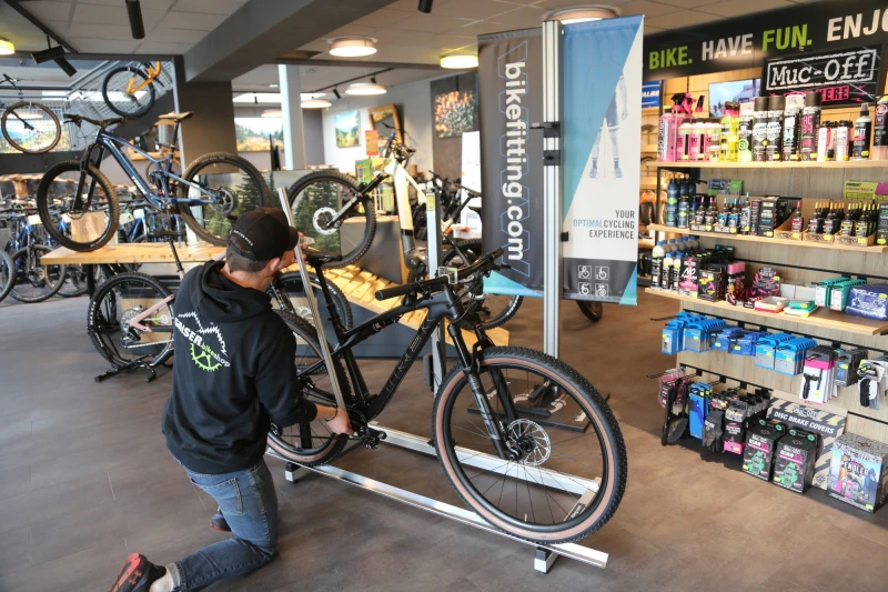 Techniker repariert ein Fahrrad in der Gaiser Bikeshop Werkstatt.