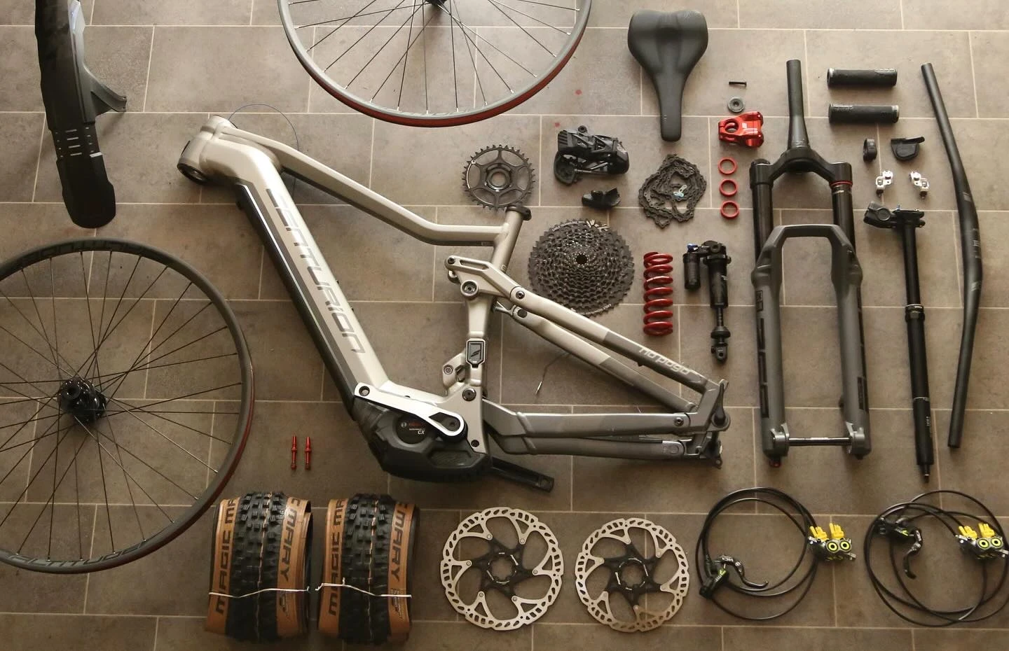 Fahrradkomponenten und Werkzeuge f&uuml;r Service und Reparatur, &uuml;bersichtlich angeordnet.