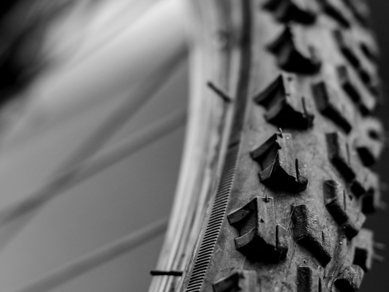 Nahaufnahme eines Fahrradreifens mit Profil an der Felge.