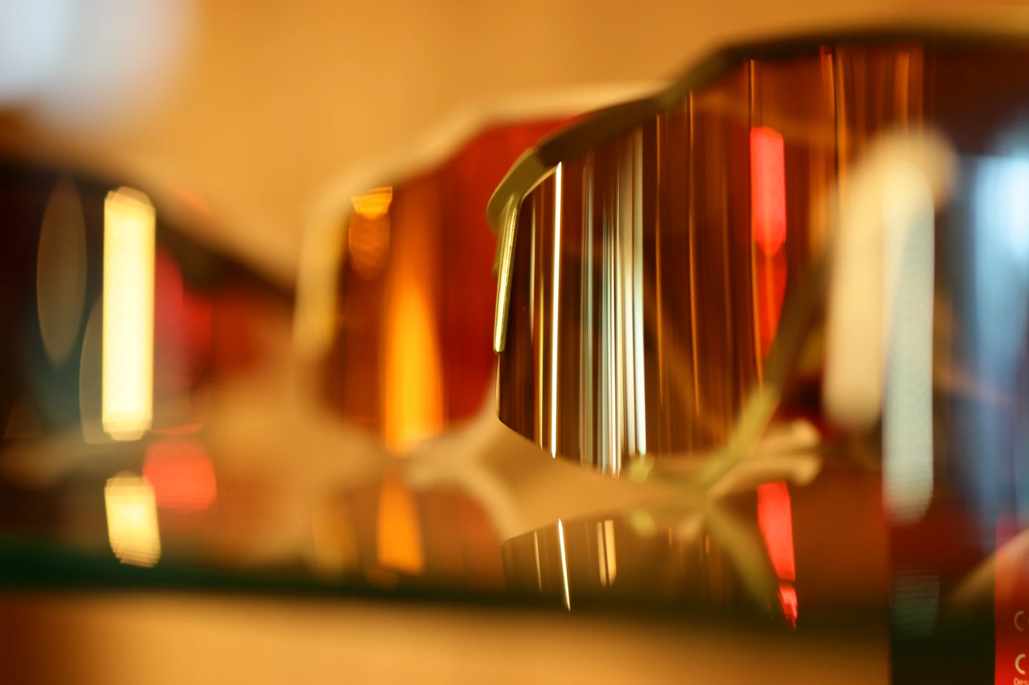 Verschwommene Innenaufnahme eines Fahrradgesch&auml;fts mit warmem Licht und roten Akzenten.