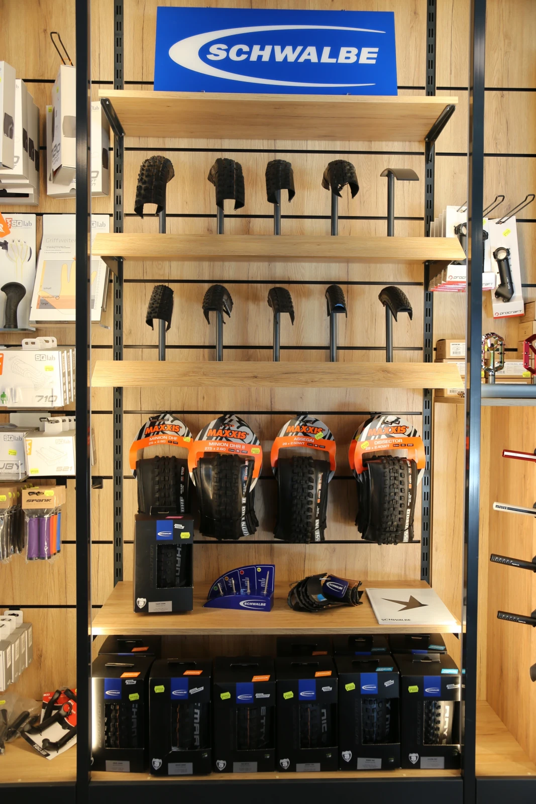 Schwalbe-Ausstellungsregal mit Zubeh&ouml;r in einem Fahrradladen.