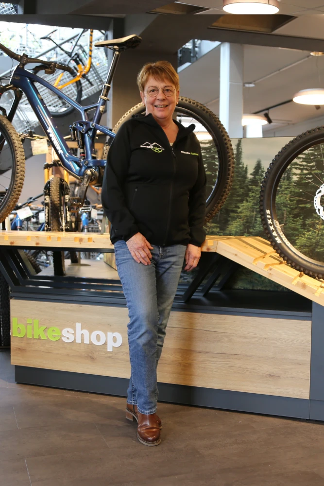 Claudia Gaiser steht l&auml;chelnd vor einem Fahrrad im Bikeshop.