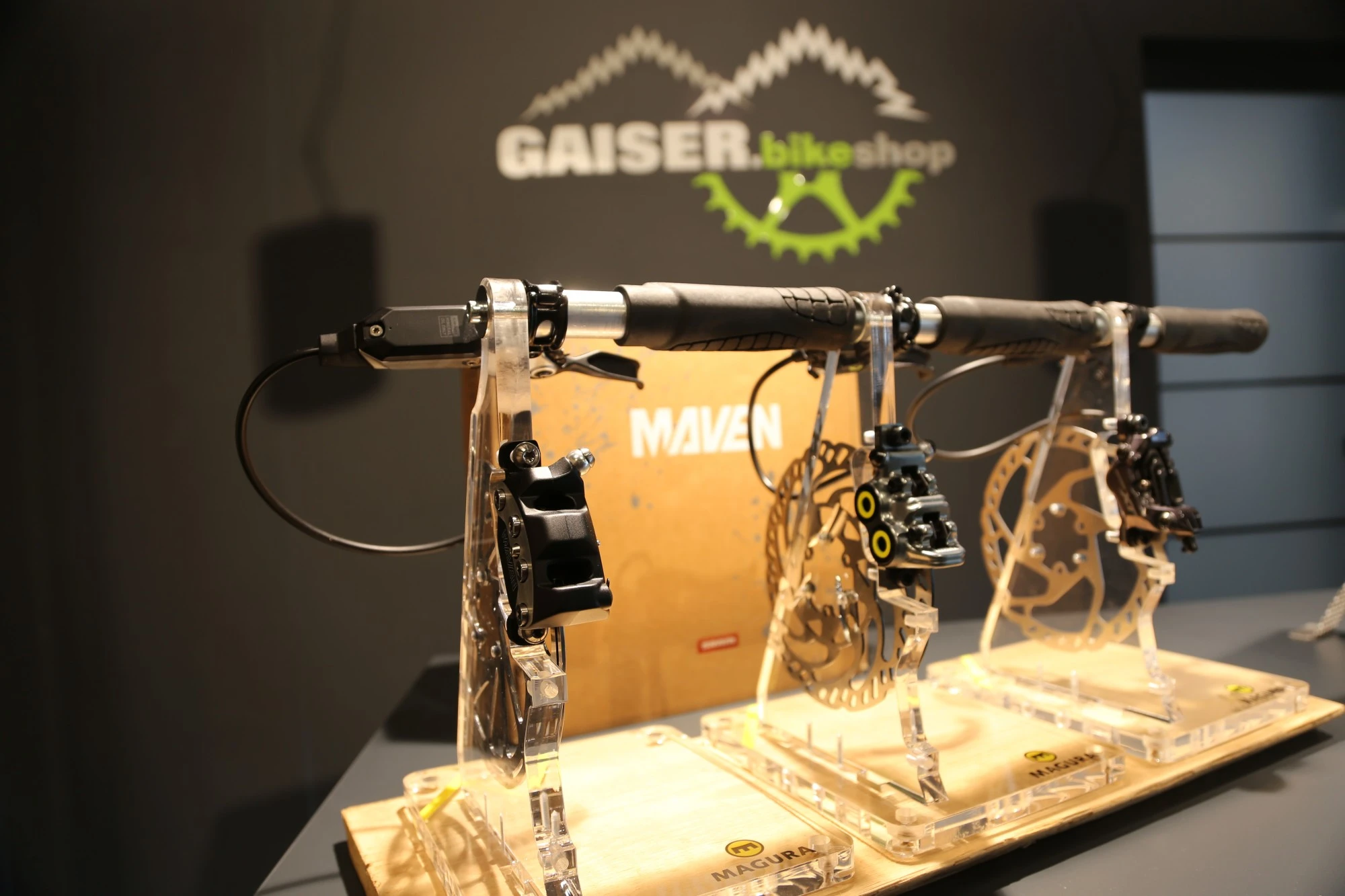 Gaiserbikeshop Ausstellungsst&uuml;ck einer Fahrradtrommel mit orangefarbenem Geh&auml;use und Zahnr&auml;dern.